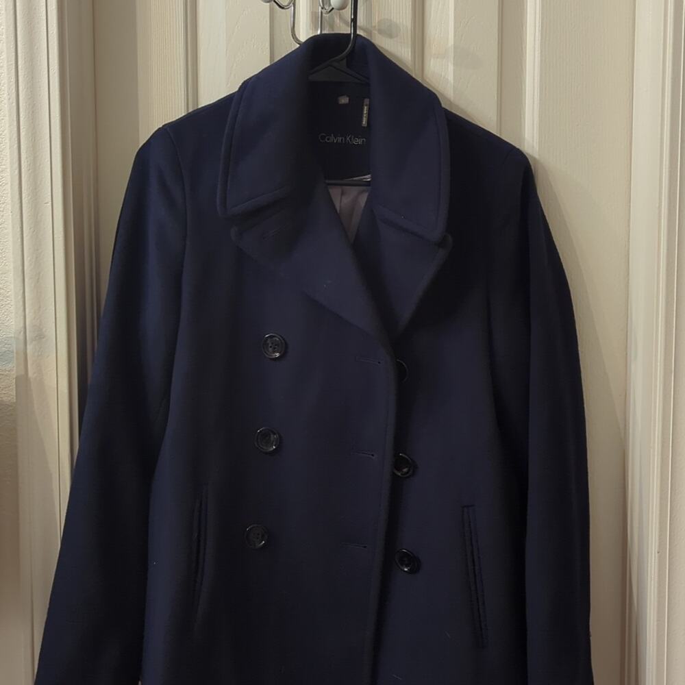 Size 4 Classic‎ Timeless Elegant Can Be Worn Casually Or For Evenings Out
